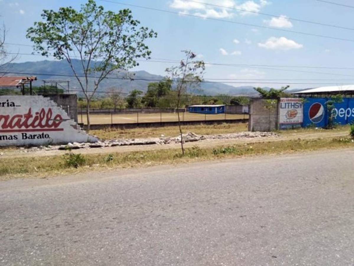 ¡Sirve de potrero! Así de descuidado luce uno de los estadios de Honduras