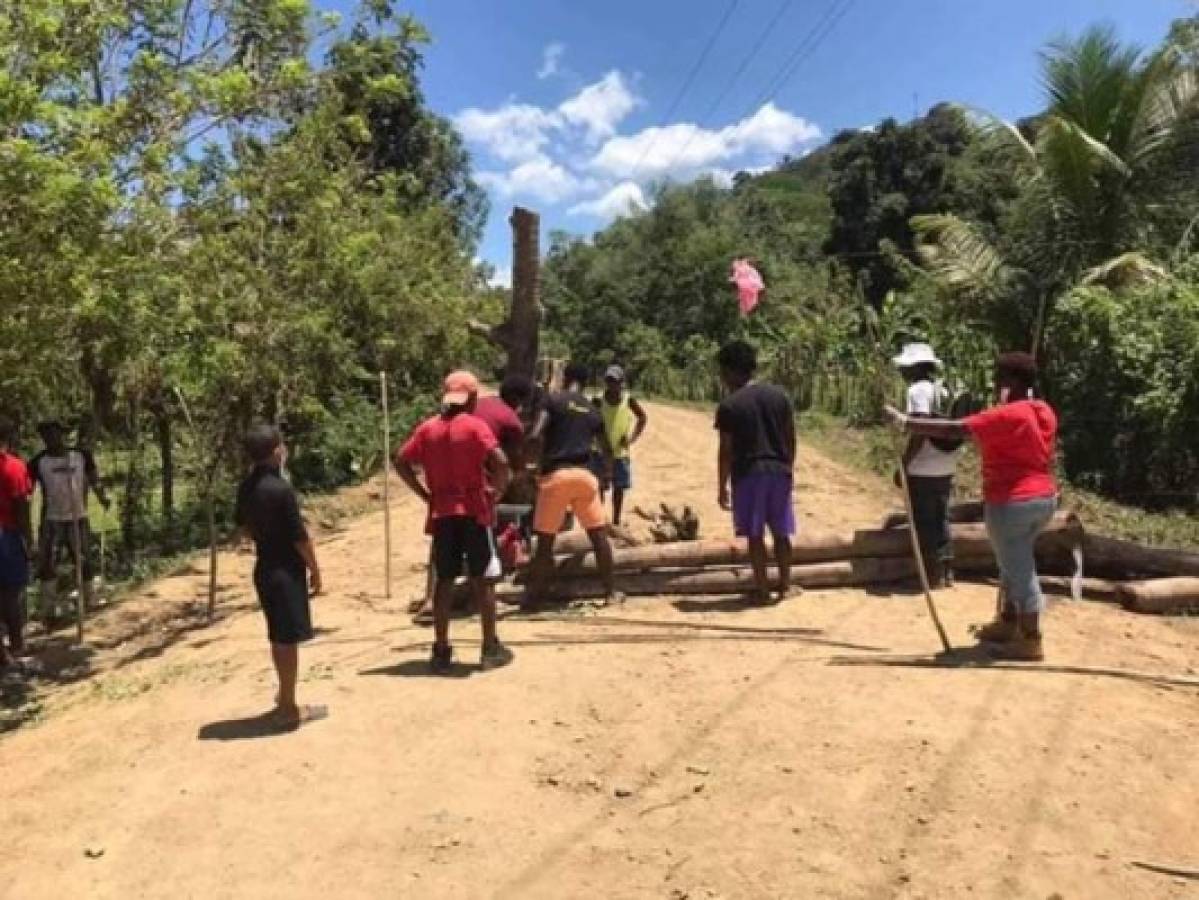 ¡Palos, piedras y tractor! Las medidas de pueblos de Honduras para evitar el coronavirus