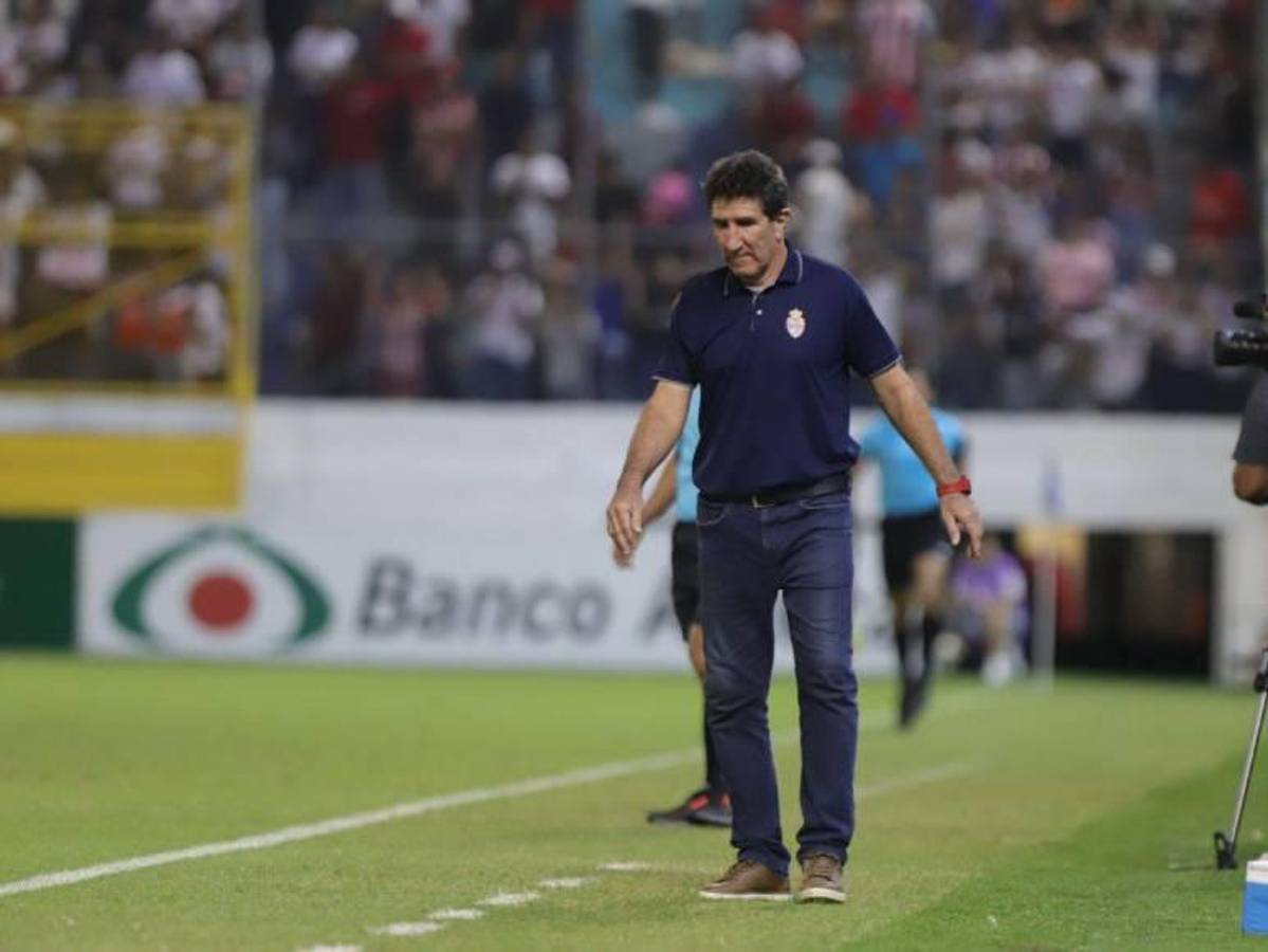 Beso de Troglio a la figura, “Chelito” se roba el show y ¿quién es la vendedora que cautivó en juego del Olimpia?