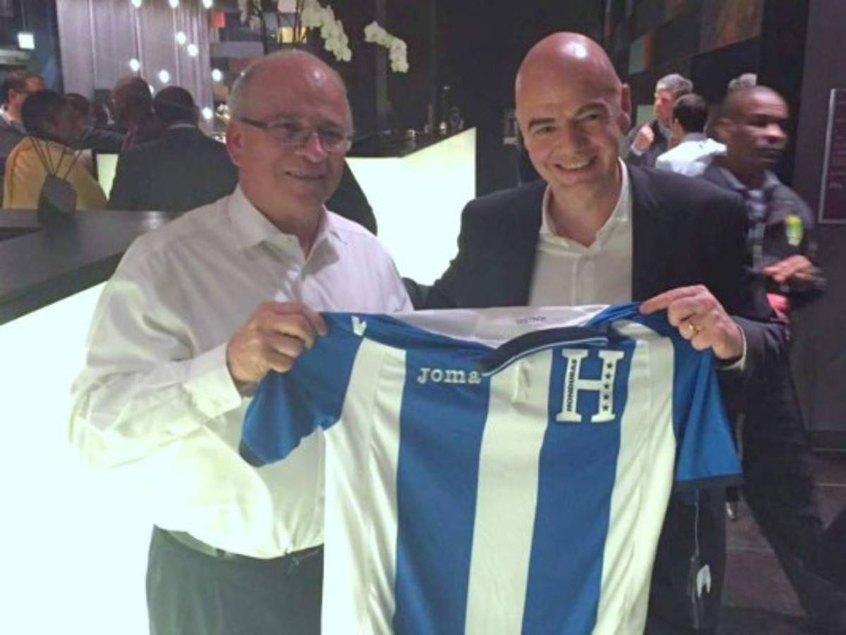 Famosos artistas y futbolistas que han posado con la camisa de clubes hondureños y de la Selección Nacional