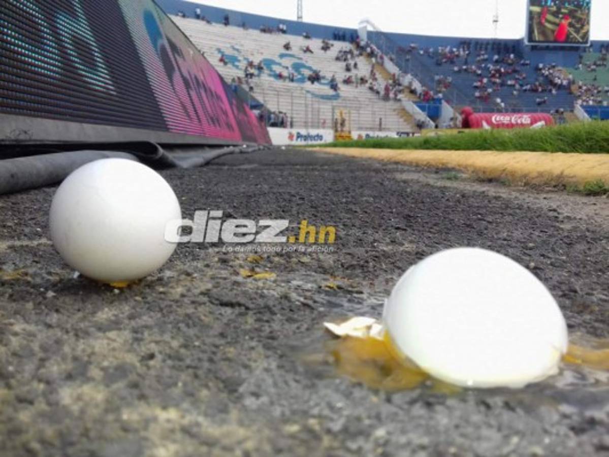 NO VISTE EN TV: Lluvia de huevos, pancartas en el Nacional y chicas lindas