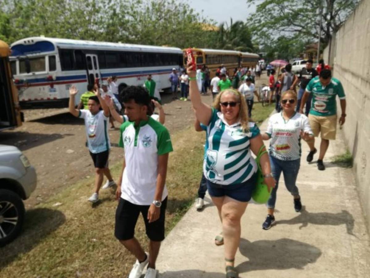 ¡Invasión porteña! Aficionados del Platense se toman el estadio de Tocoa