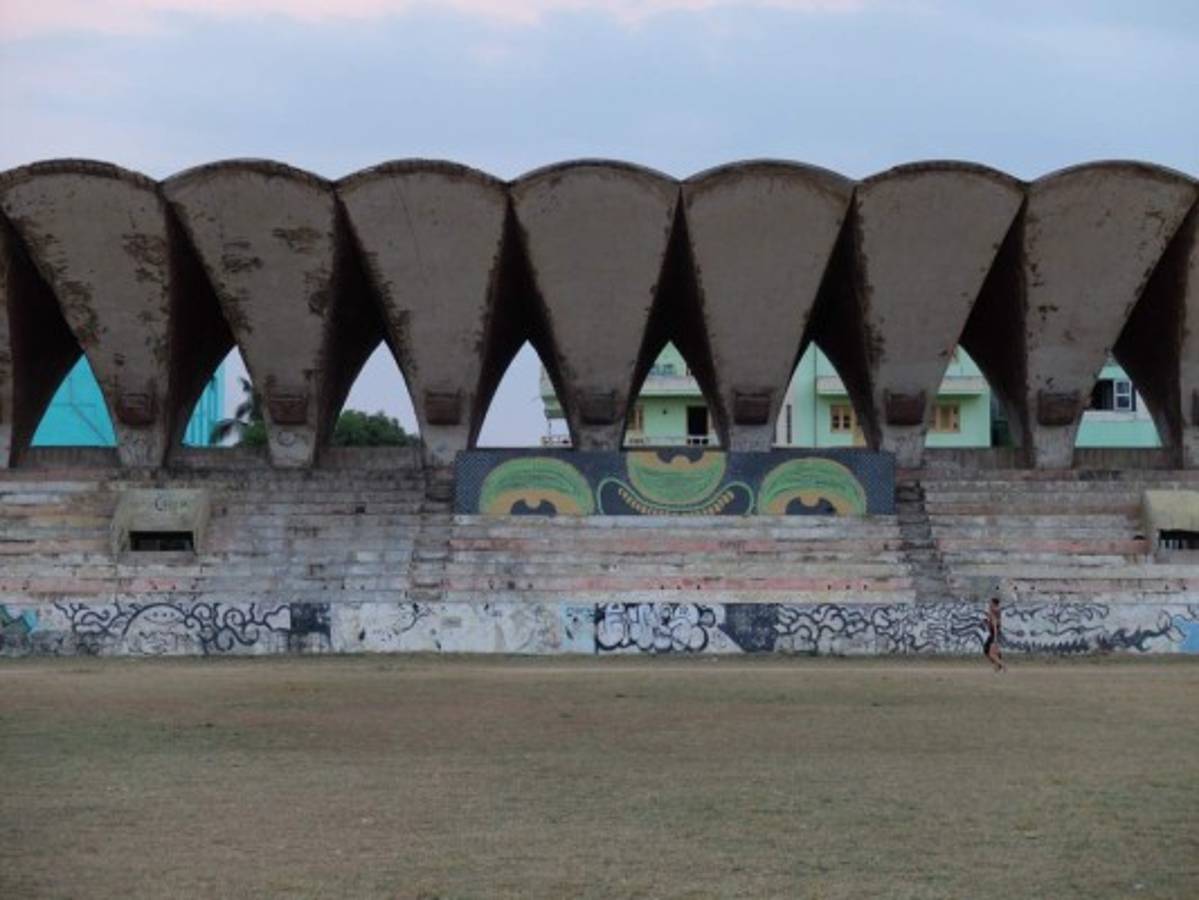 ¡Con uno de Honduras! Grandes estadios que fueron abandonados