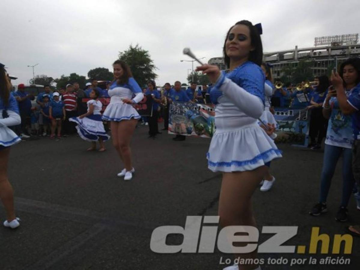 Catrachos y salvadoreños arman fiestón previo al Honduras-El Salvador