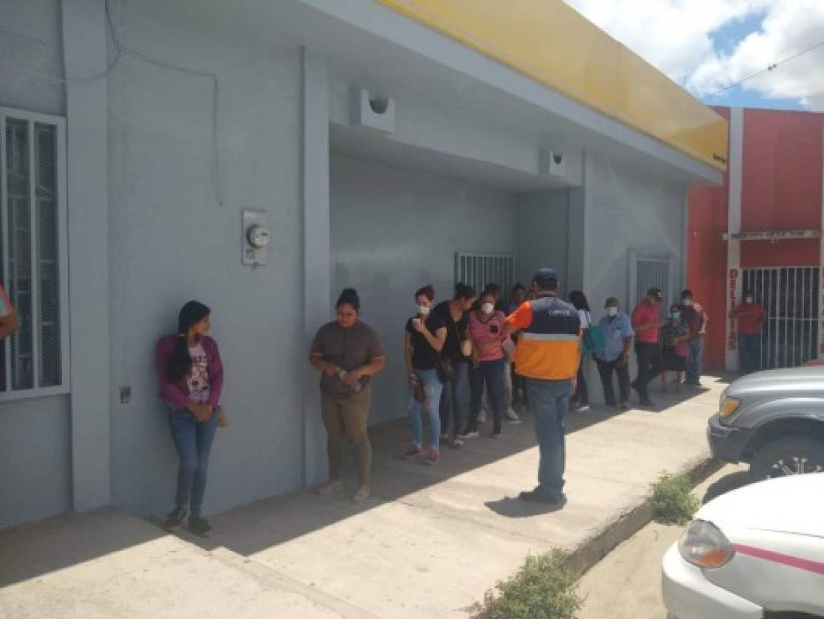 Hondureños abarrotan instituciones bancarias en medio del brote del covid-19