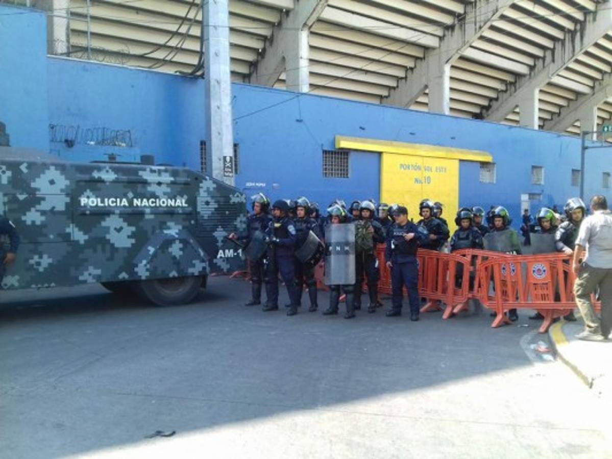 EN FOTOS: Policías blindan el estadio Nacional y aficionados se van a los golpes