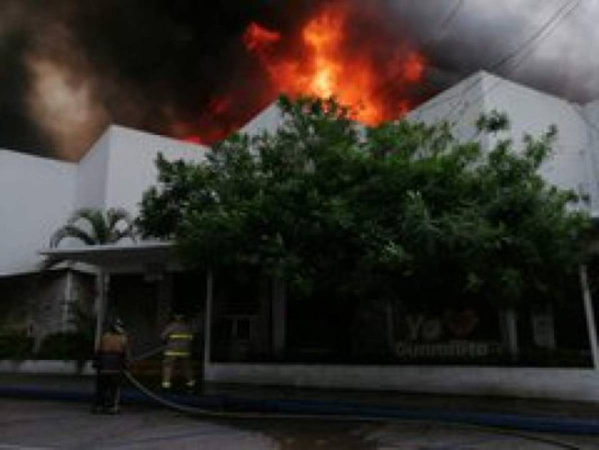 Primeras imágenes del brutal incendio en el mercado Guamilito de San Pedro Sula