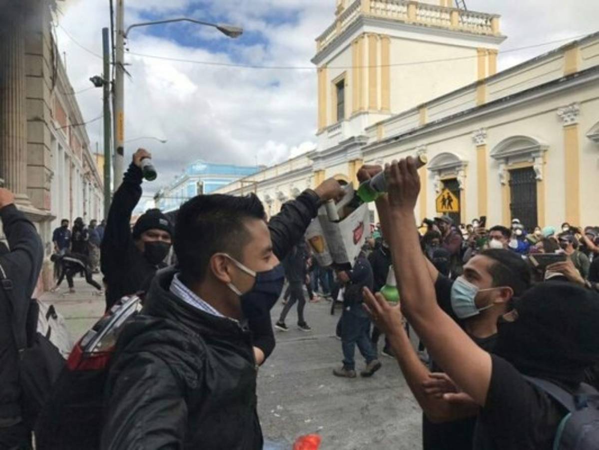 Guatemaltecos enardecidos incendian el Congreso Nacional exigiendo la renuncia del presidente Alejandro Giammattei