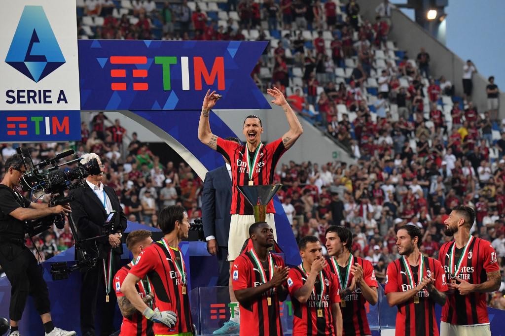 Fumándose un puro y bebiendo champagne: así fue Ibrahimovic a recoger su medalla de campeón en el festejo del AC Milan