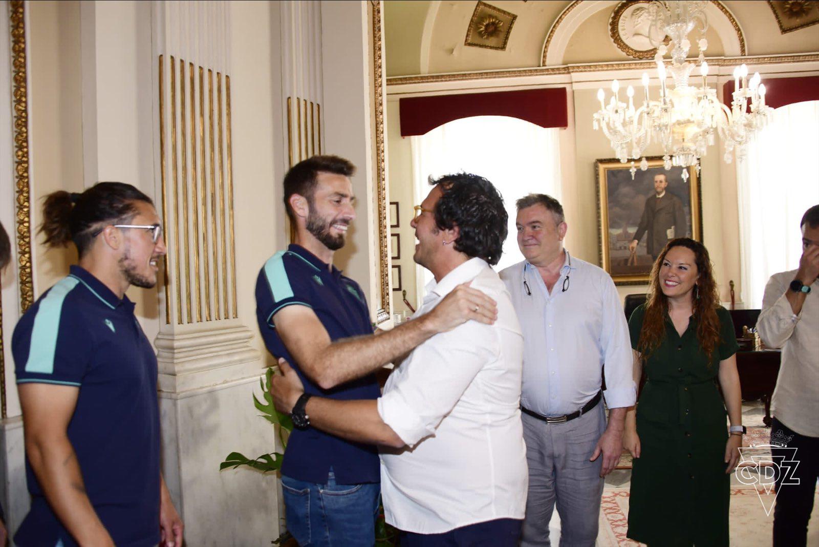 Choco Lozano como todo un ídolo: Así fue la “loca” celebración de los jugadores del Cádiz con su afición
