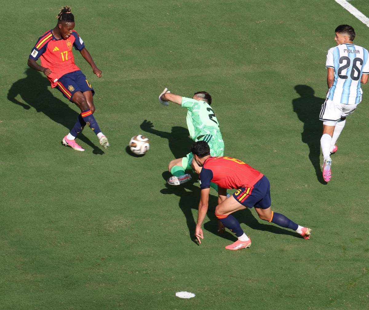 El gesto inolvidable de Yamal con Messi, la agresión de Paredes y la polémica de Cucurella