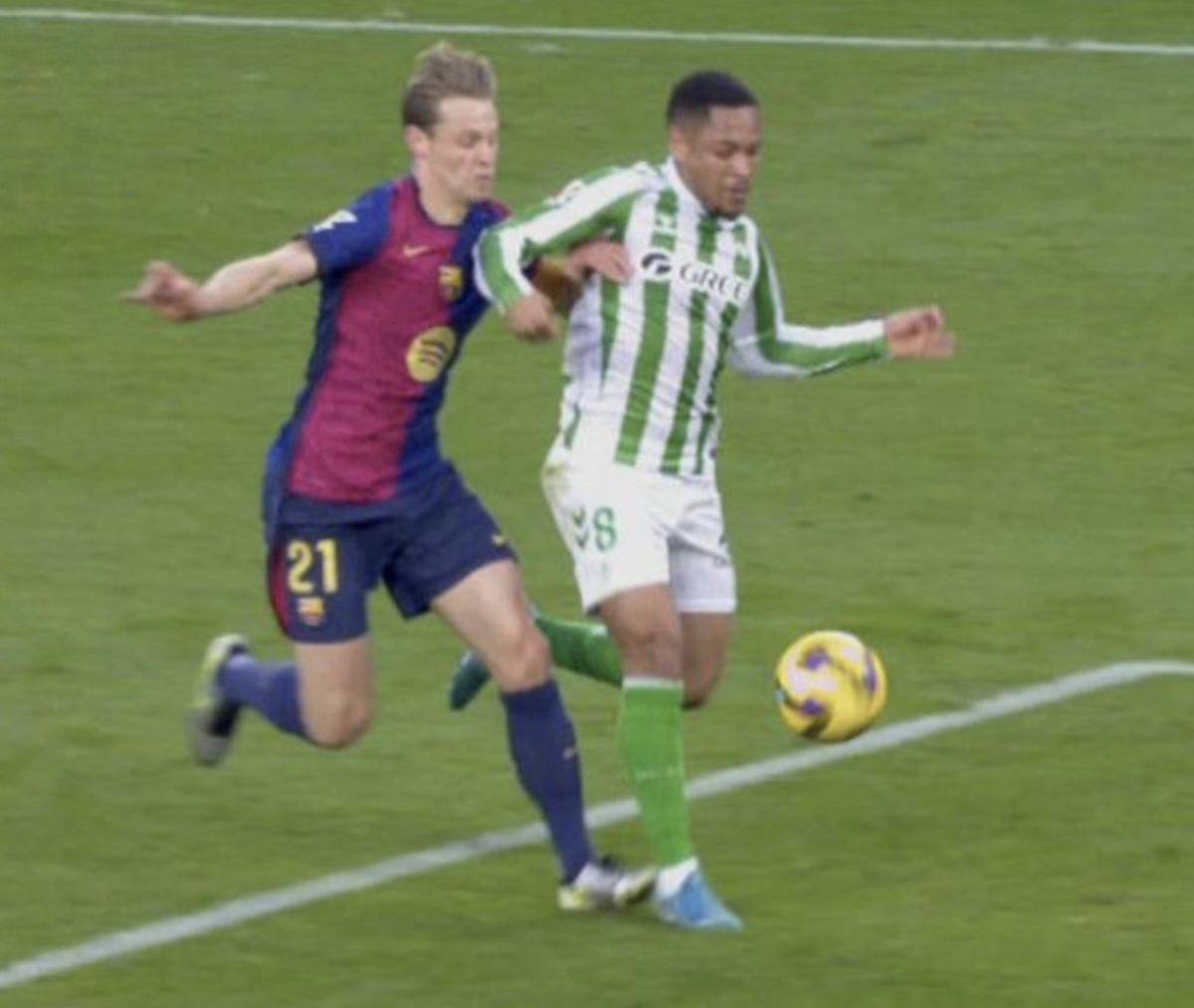 La roja que vio Flick y el jugador que perdió un diente en el Betis-Barcelona: “No le salía sangre y lo ha tirado”
