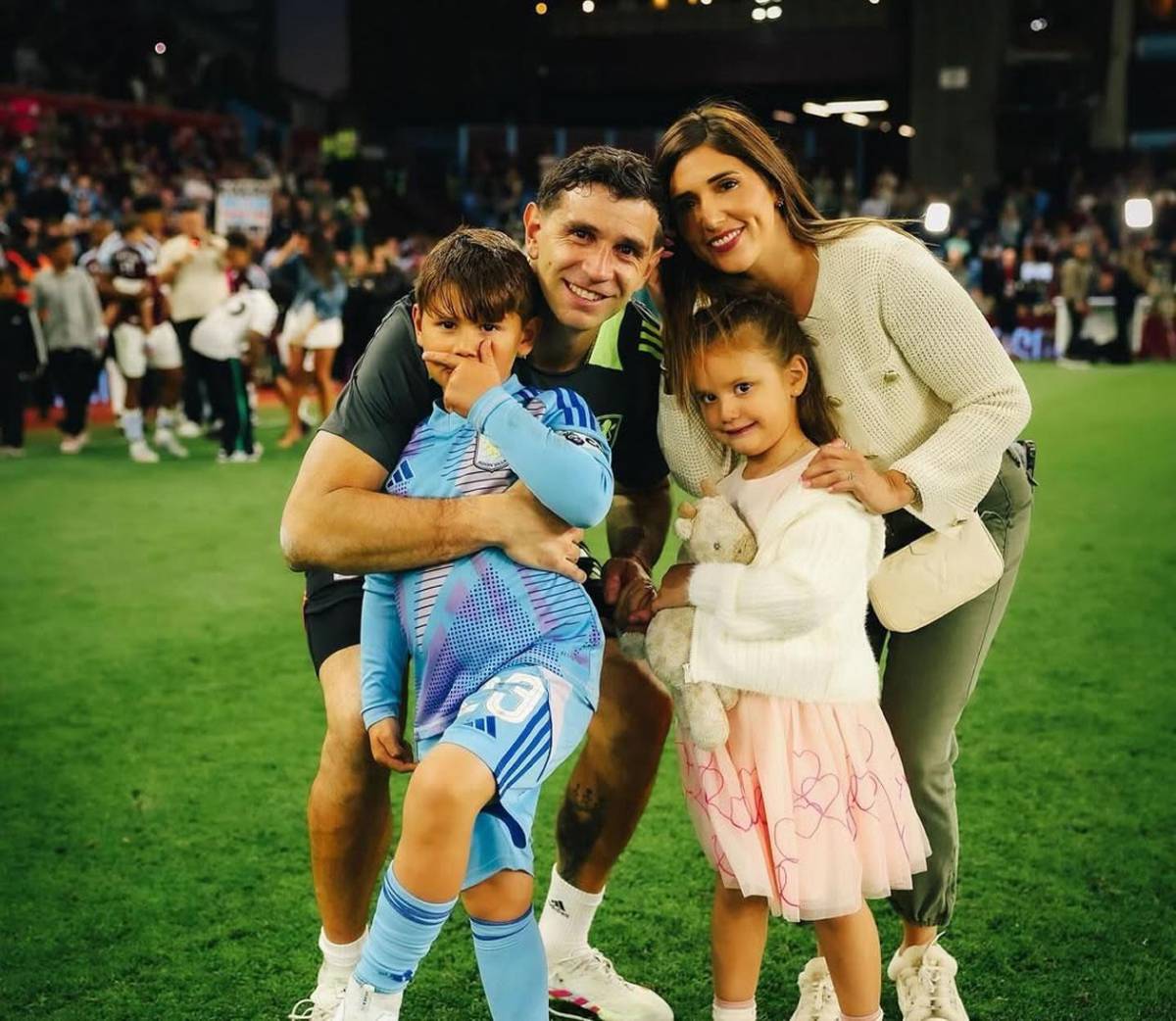 Dibu Martínez a la élite mundial: dos gigantes de Europa quieren al arquero argentino; no seguirá en Aston Villa