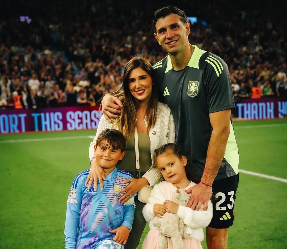 Dibu Martínez a la élite mundial: dos gigantes de Europa quieren al arquero argentino; no seguirá en Aston Villa