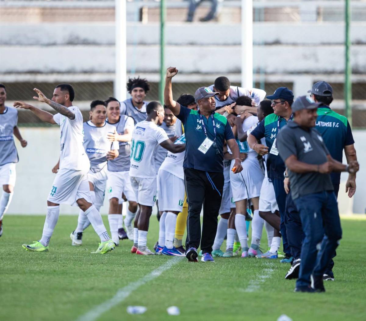 Platense domó a Marathón: la fiesta en el Excelsior, tarde soñada de 'Yio' Puerto y golazo de Wecolme