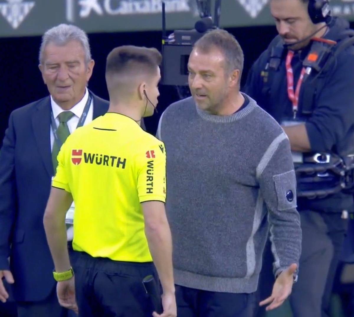 La roja que vio Flick y el jugador que perdió un diente en el Betis-Barcelona: “No le salía sangre y lo ha tirado”