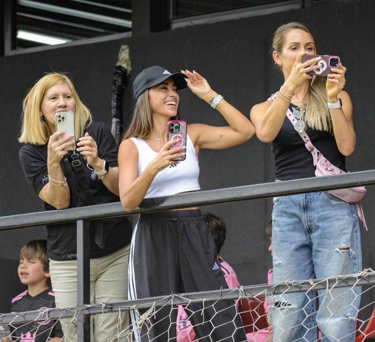 Antonela Roccuzzo y Thiago Messi causan locura en su estadía por Rosario ¿qué pasó con Leo Messi?