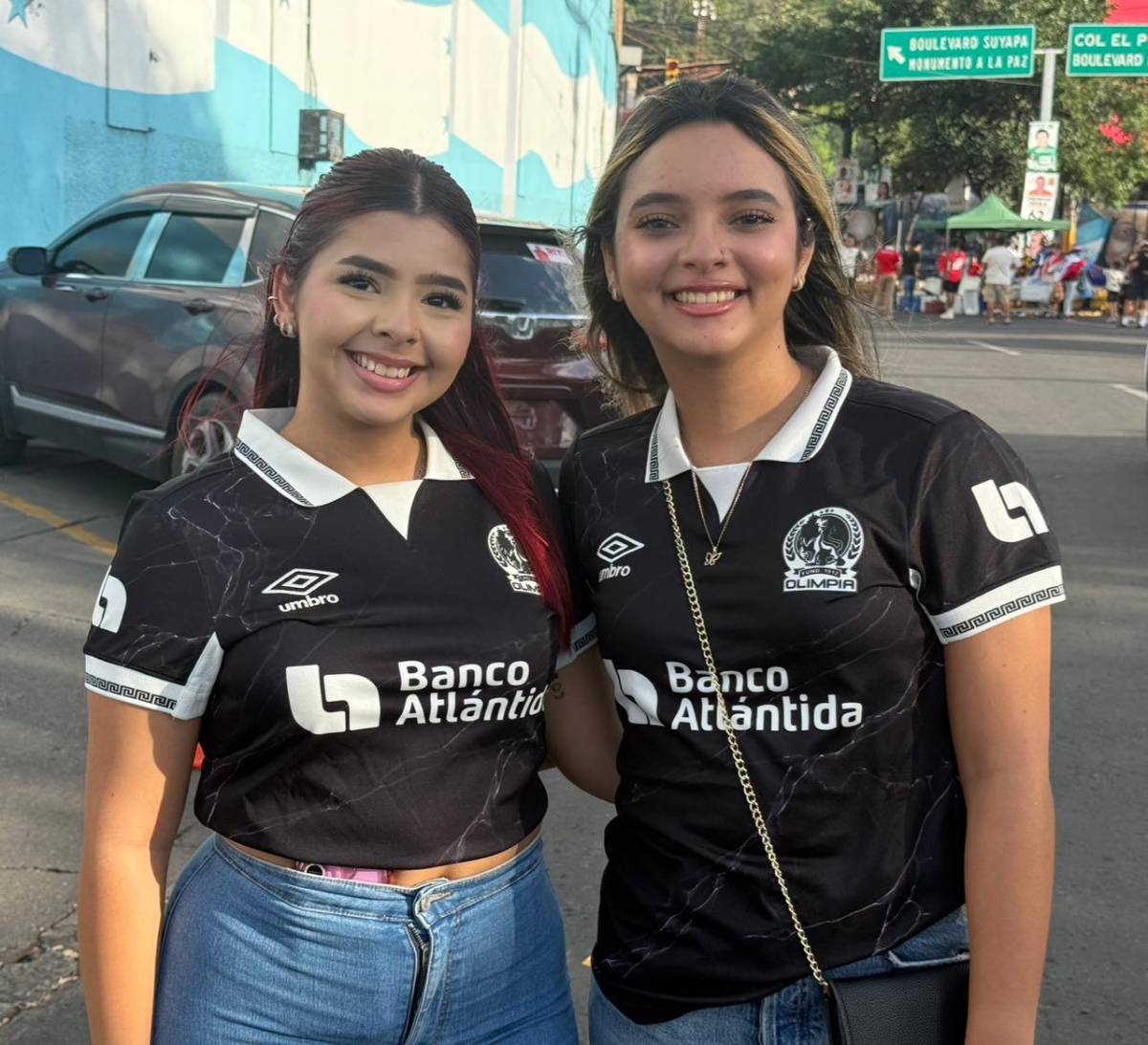 La fiesta que armó la Ultra Fiel, bellas chicas en el Chelato Uclés y el aficionado de Real España junto a los de Olimpia