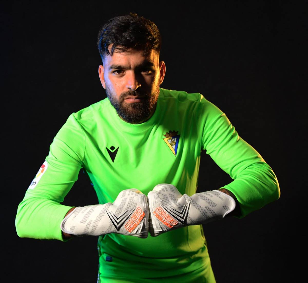 Con “Choco” Lozano de figura, el Cádiz lanza su nueva indumentaria para la presente temporada en LaLiga de España