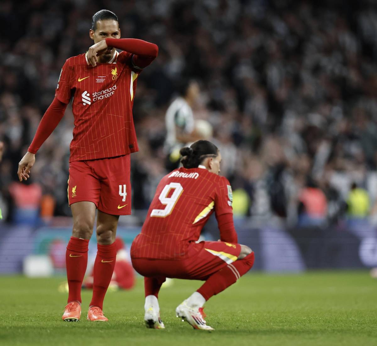 Así se festeja un título después de 70 años: los héroes del Newcastle y jugadores del Liverpool destrozados