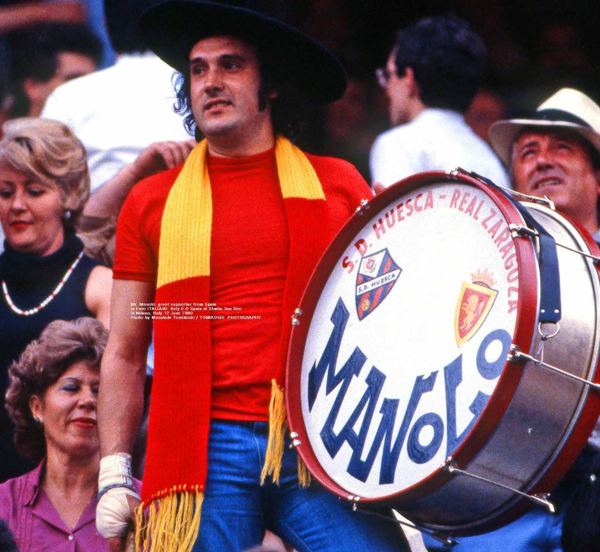 Murió Manolo, el aficionado más popular de España que viajaba con un bombo: asistió a 10 Mundiales y ocho Eurocopas