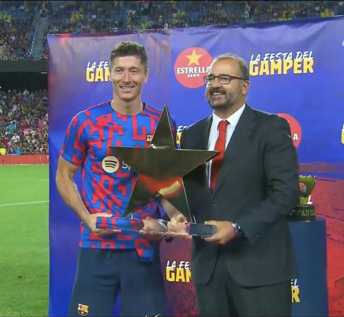 NO SE VIO EN TV: Fue abucheado y no jugó un solo minuto; Dani Alves recibe lo que quería y la promesa de Xavi que ilusiona al Barcelona