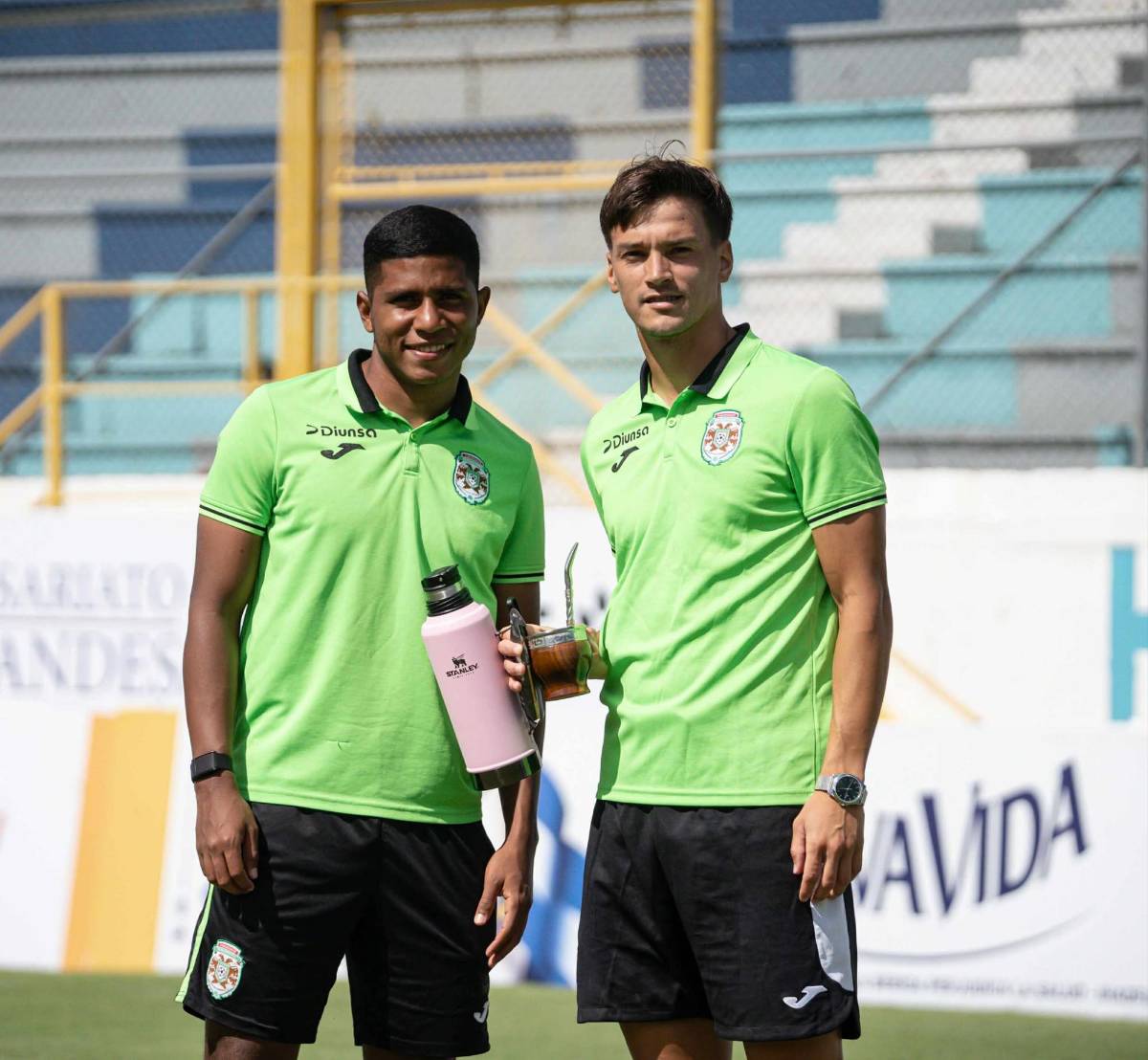 ¿Quién es la hermosa señorita de la Cruz Roja? mundialista y Batman se hacen presentes en el derbi Real España vs Marathón