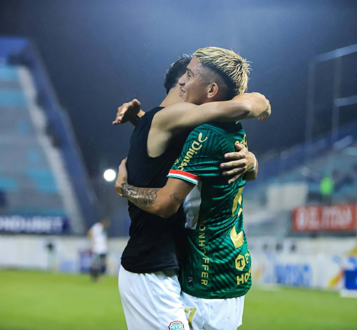 Ovación a Messiniti, Chelito fiel a Dios y hermanitos verdolagas en el juego Marathón vs Juticalpa FC