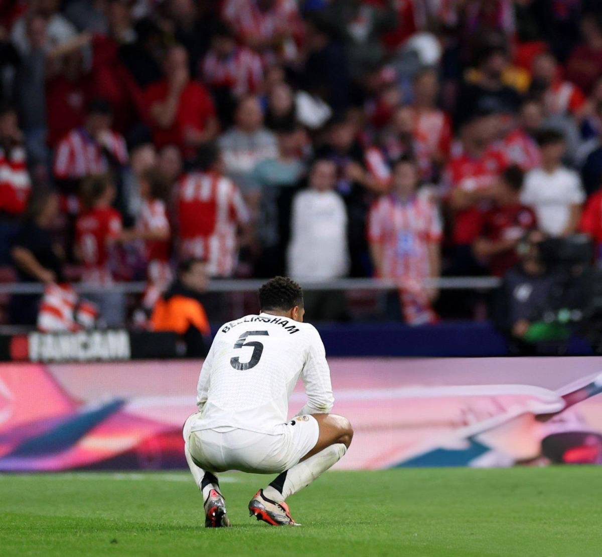 La bronca de Vinicius, revelan los objetos que tiraron a Courtois y la tristeza de Bellingham tras el Atlético - Real Madrid