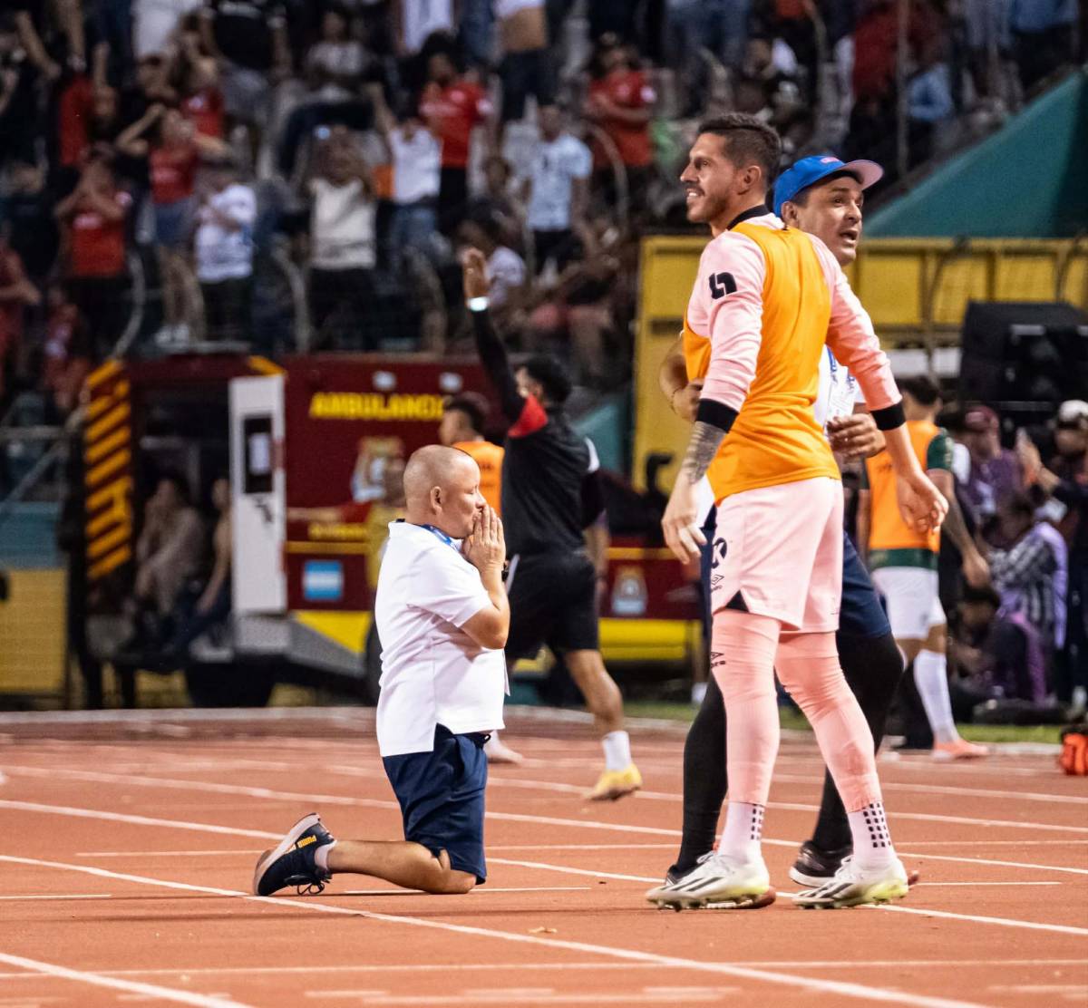 La red de la polémica, sangre en la final Marathón vs Olimpia, estilo Bielsa y el besito que conmovió