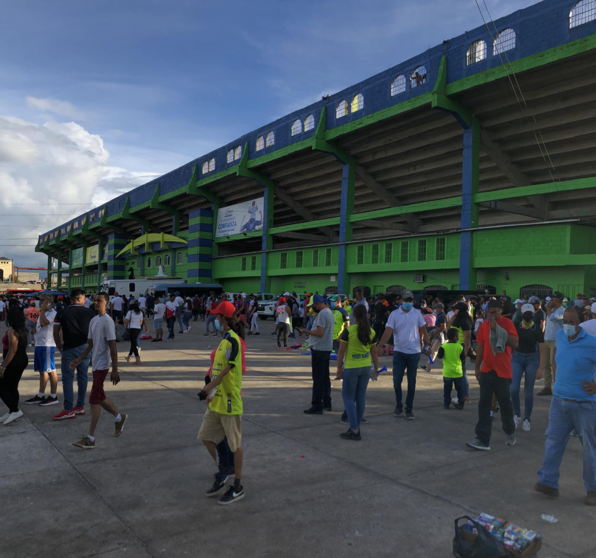 Olimpia causa locura en Olancho: Pedro Troglio se deja querer por la afición, bellas modelos de la batucada y caballos de raza
