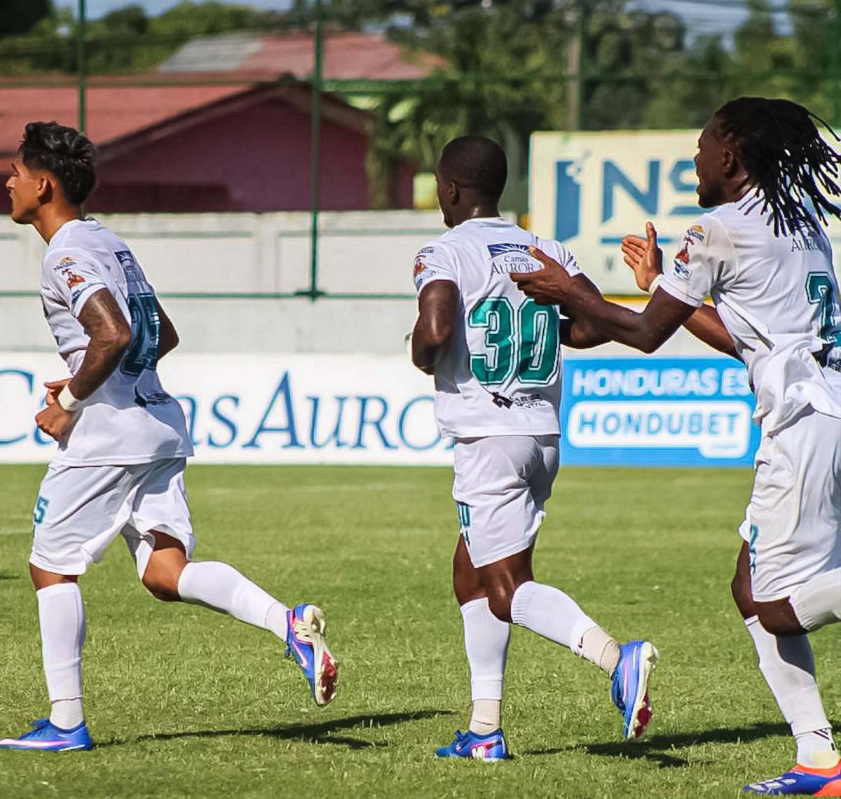Las dos polémicas del FVS en Puerto Cortés, la 'selfie' del triunfo de Motagua y así de desolado lucía el estadio Nacional