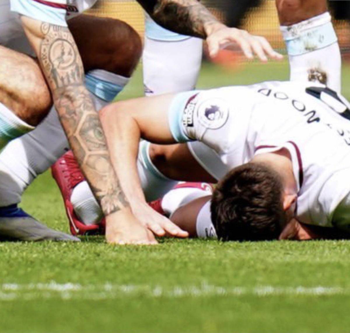 ¡No apto para sensibles! Así  quedó el pie: La terrorífica lesión de Ashley Westwood que dejó a varios futbolistas llorando