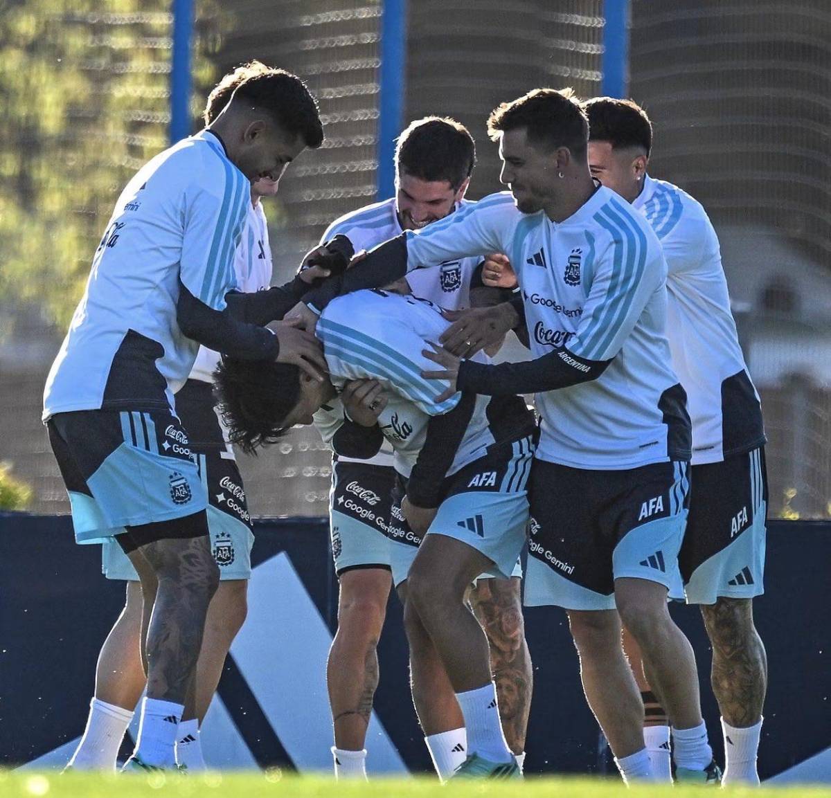 Messi entrenó por última vez con Argentina: dos invitados especiales