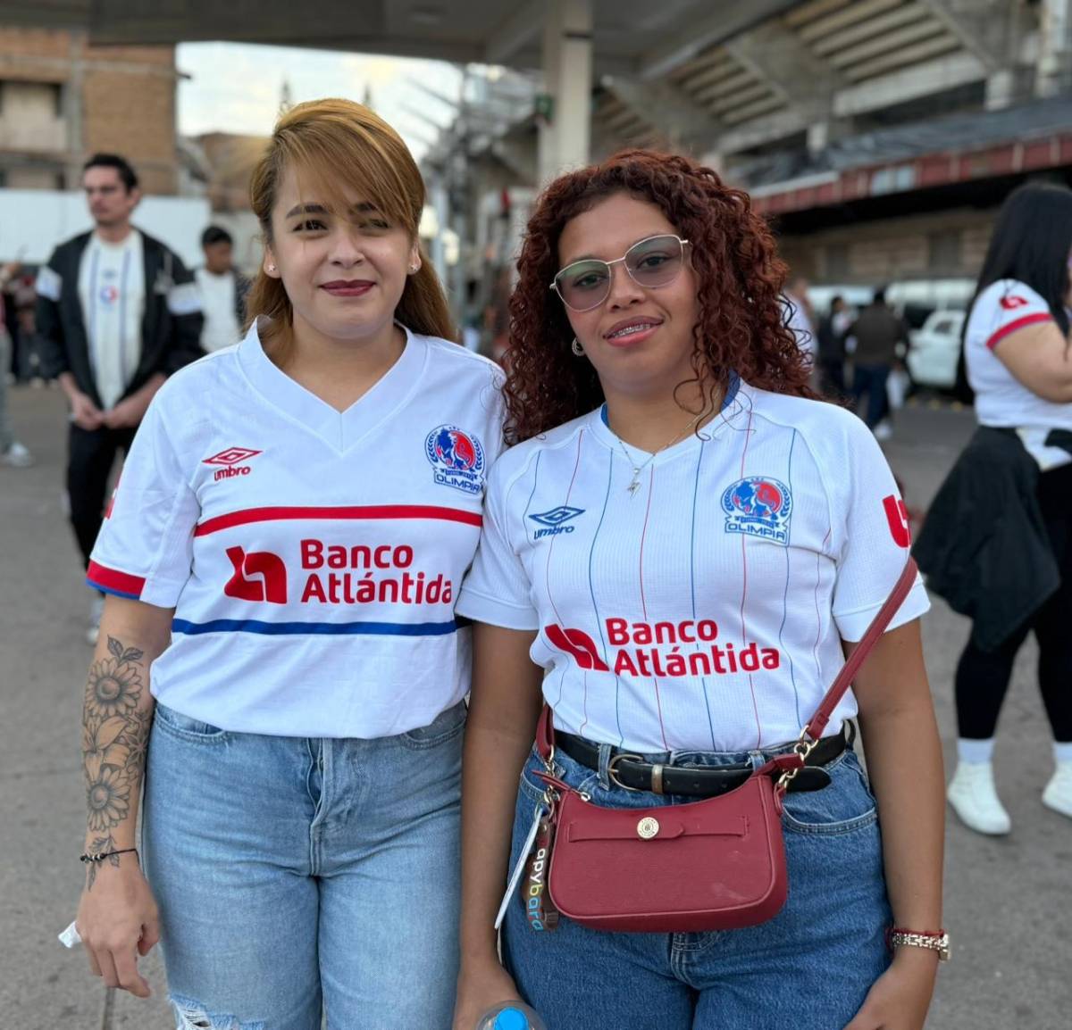 ¿Quién es la chica de la hermosa sonrisas? Hermosas aficionadas engalanan el Olimpia vs Alajuelense por Copa Centroamericana 2025