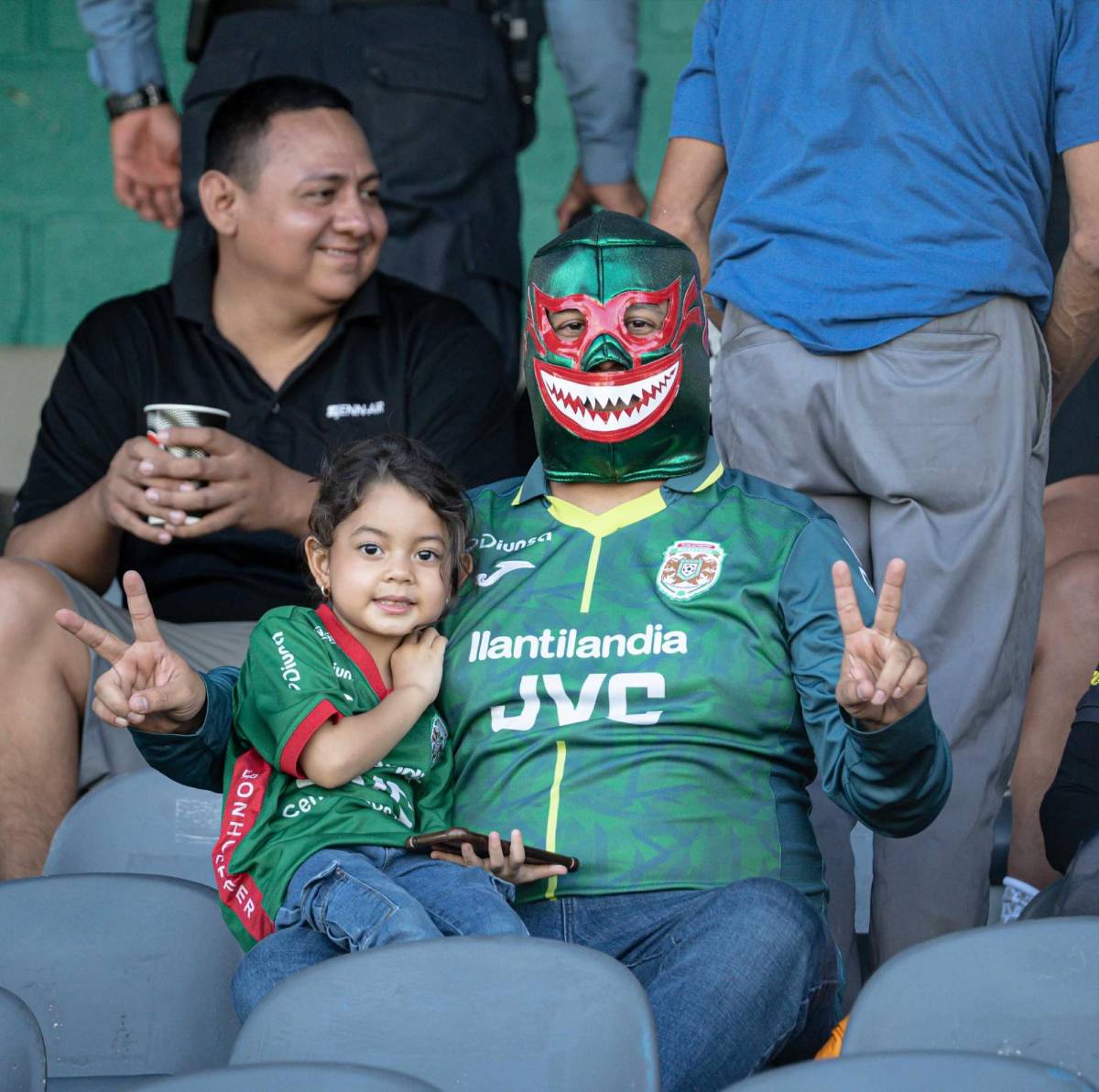 ¿Quién es la hermosa señorita de la Cruz Roja? mundialista y Batman se hacen presentes en el derbi Real España vs Marathón