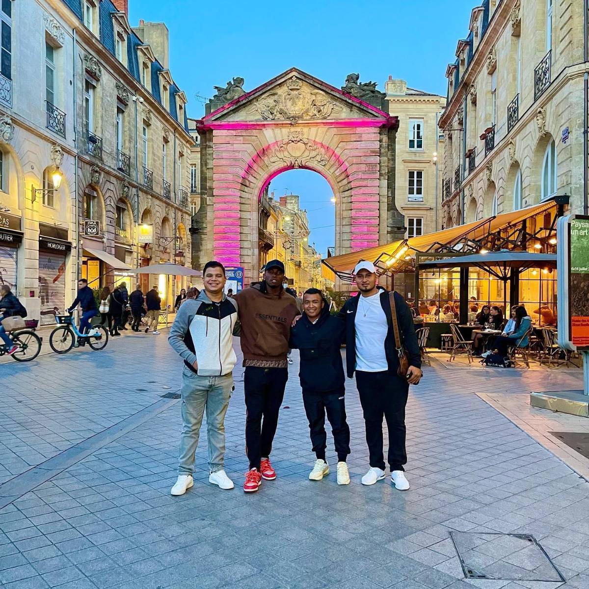 ¡Paseos, amigos y el auto que conduce! Así es la vida del hondureño Alberth Elis en Burdeos