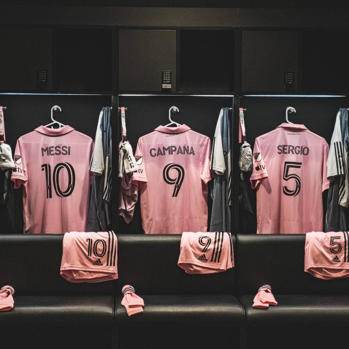 Curiosas banderas de Messi, histórica foto del Inter Miami, invitado especial y las enormes filas previo al debut del “10” en la Leagues Cup