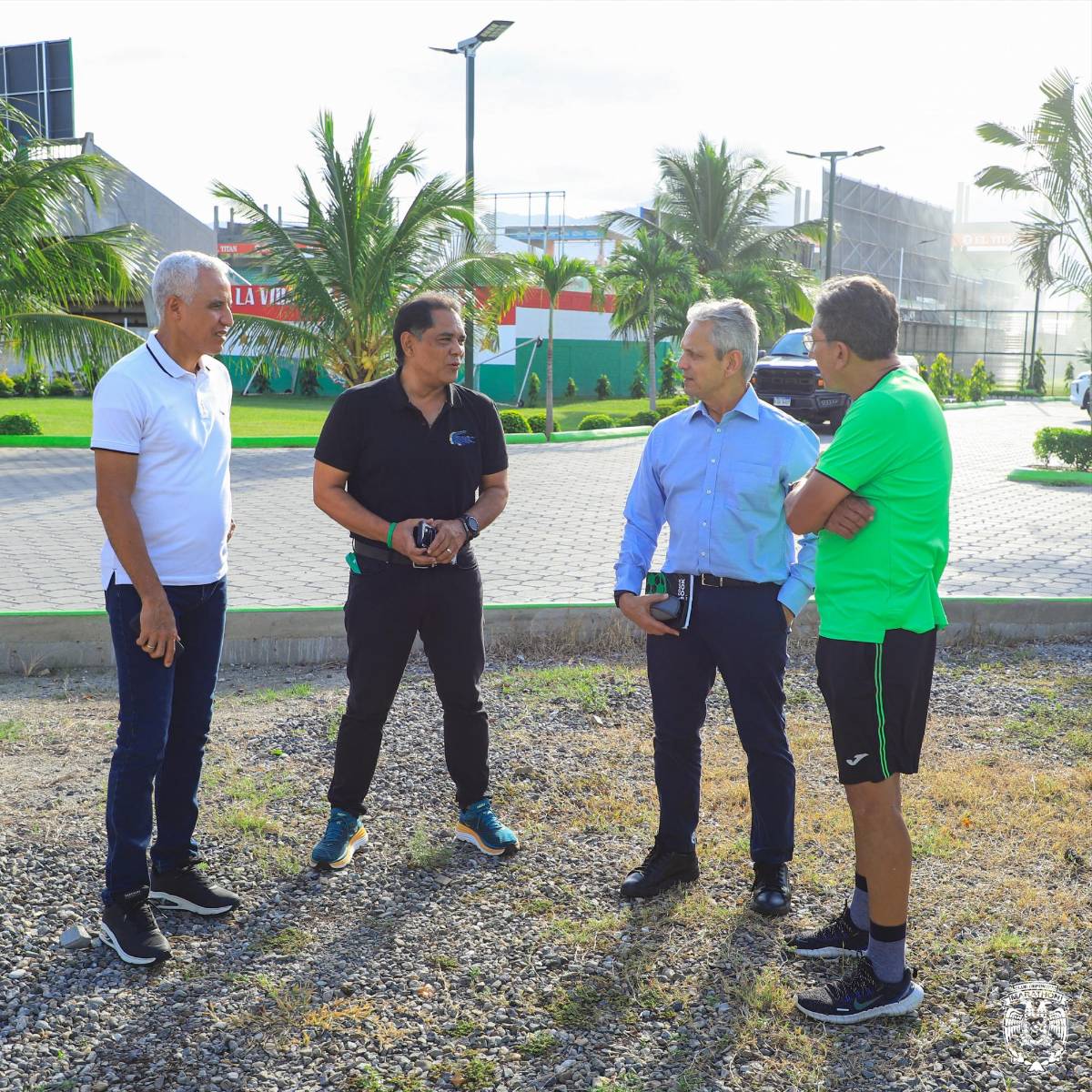Reinaldo Rueda, técnico de Honduras sorprende a directivos, cuerpo técnico y jugadores de equipo de la Liga Nacional