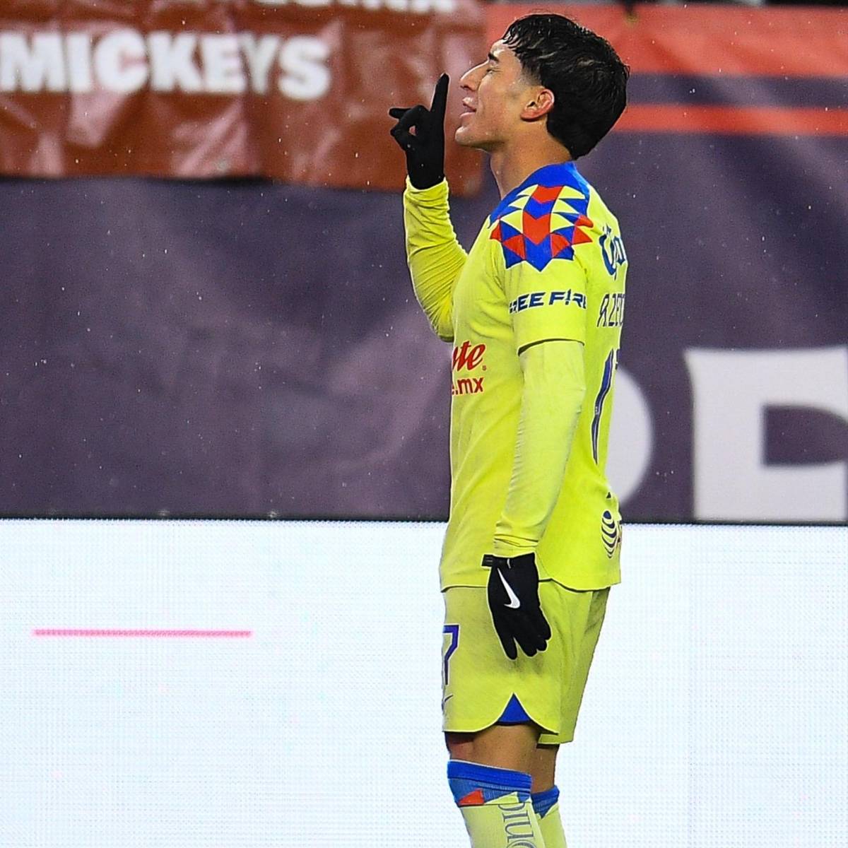 Futbolista de América se engancha con David Faitelson y el polémico periodista responde: “Bájense de la nube”