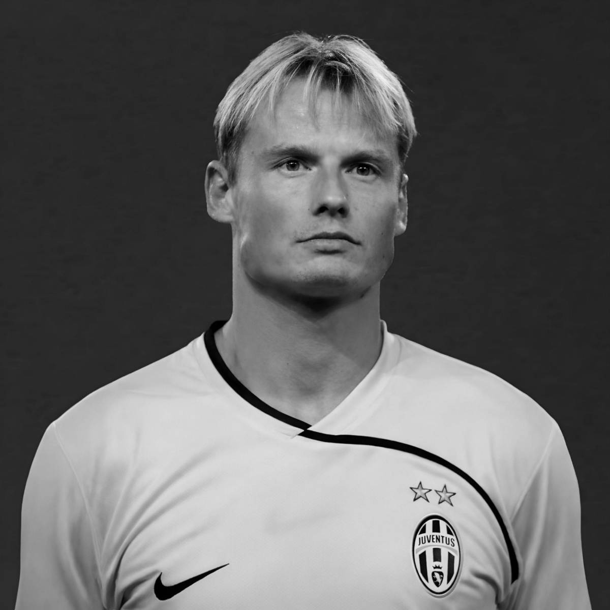 ¡Así quedó el auto! La sensible muerte de futbolista que chocó contra un tren: jugó en Juventus y Buffon le deja duro mensaje