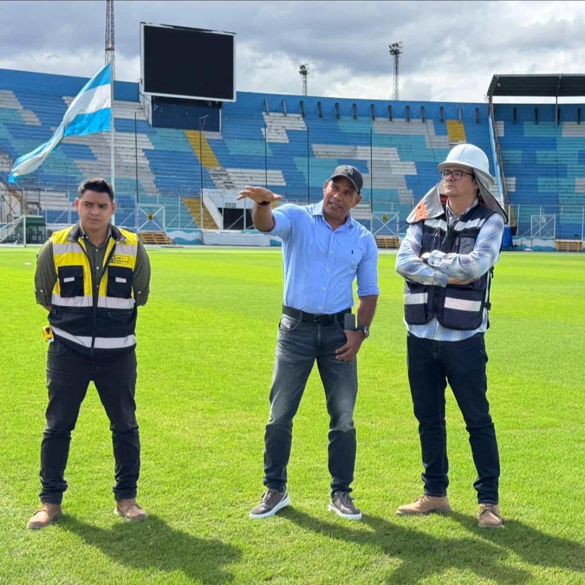 Exseleccionado de Honduras figura en la supervisión del estadio Nacional; así lucen sus graderías previo al Clausura