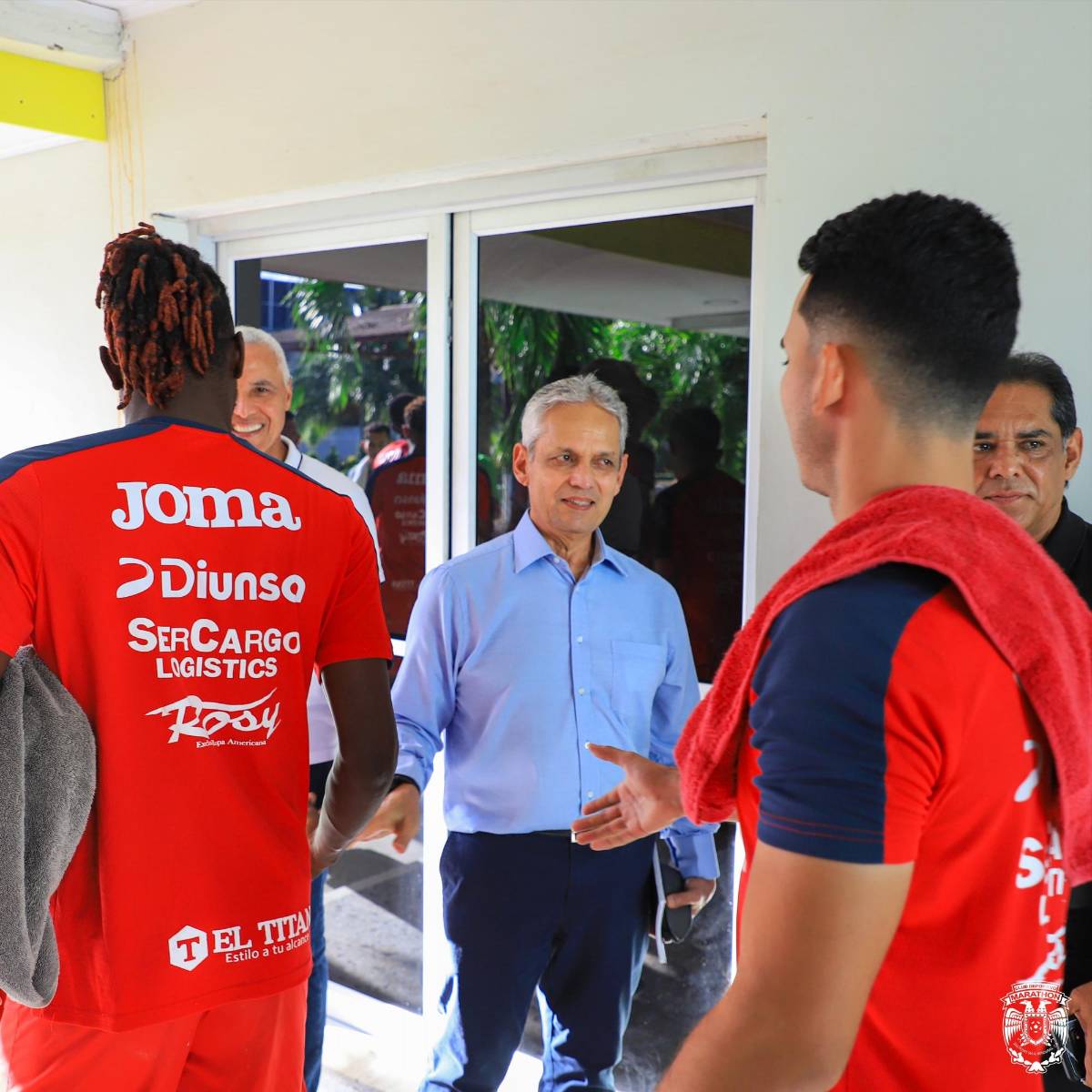 Reinaldo Rueda, técnico de Honduras sorprende a directivos, cuerpo técnico y jugadores de equipo de la Liga Nacional