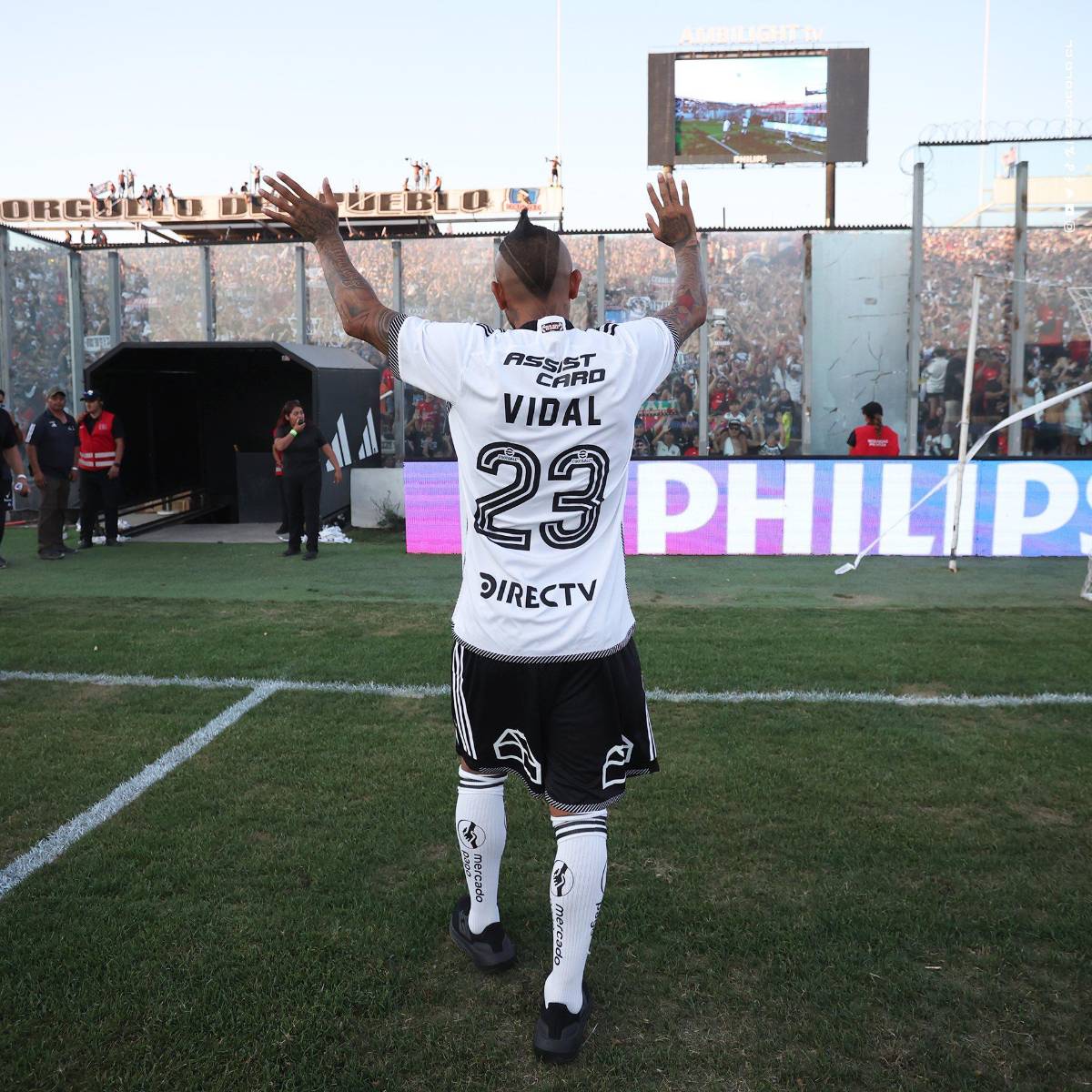 Arturo Vidal regresó a Colo Colo y así fue su épica presentación: llegó en helicóptero y luego montando un caballo como rey