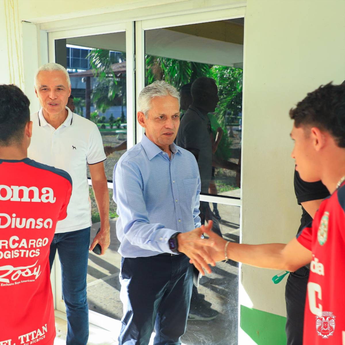 Reinaldo Rueda, técnico de Honduras sorprende a directivos, cuerpo técnico y jugadores de equipo de la Liga Nacional