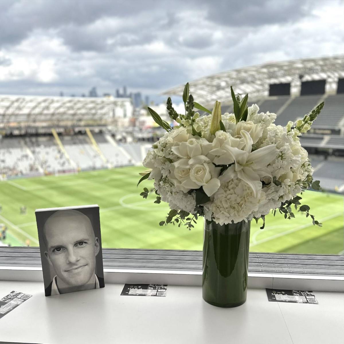 ¡Lujazo del LAFC! Famosos, anillos millonarios y espectacular tifo en estreno de la nueva casa de Denil Maldonado