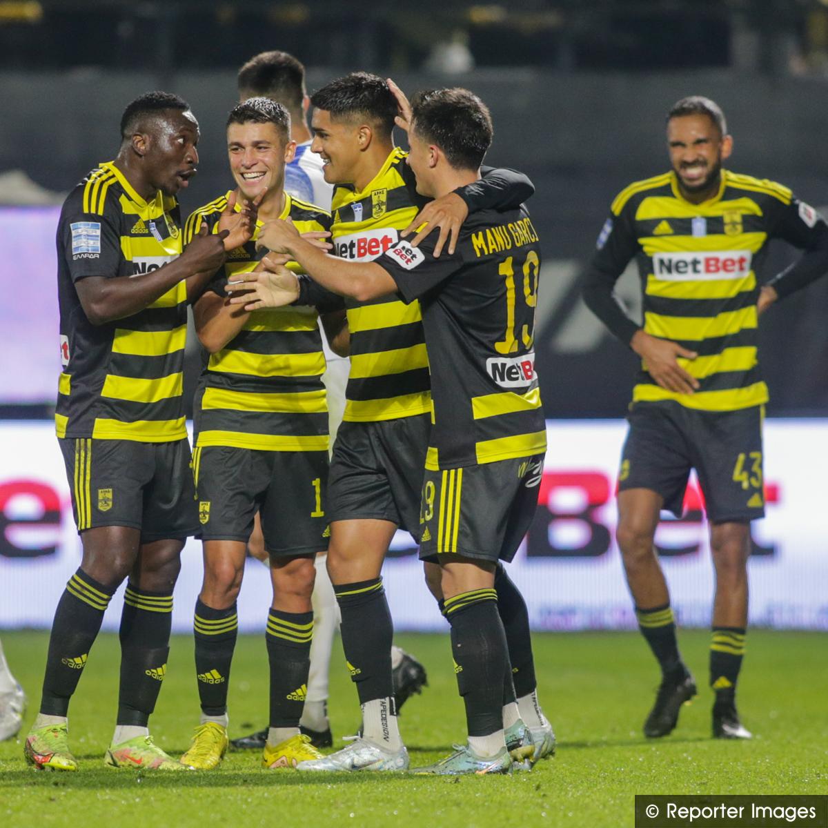 Medio internacional y periodista griego elogian a Luis Palma por el hat-trick que hizo en el triunfo del Aris ante el Lamia