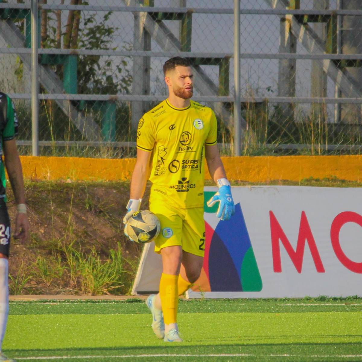 La Megan Fox hondureña que le robó el corazón a futbolista y lo sorprendió en pleno juego ¿A qué se dedica?