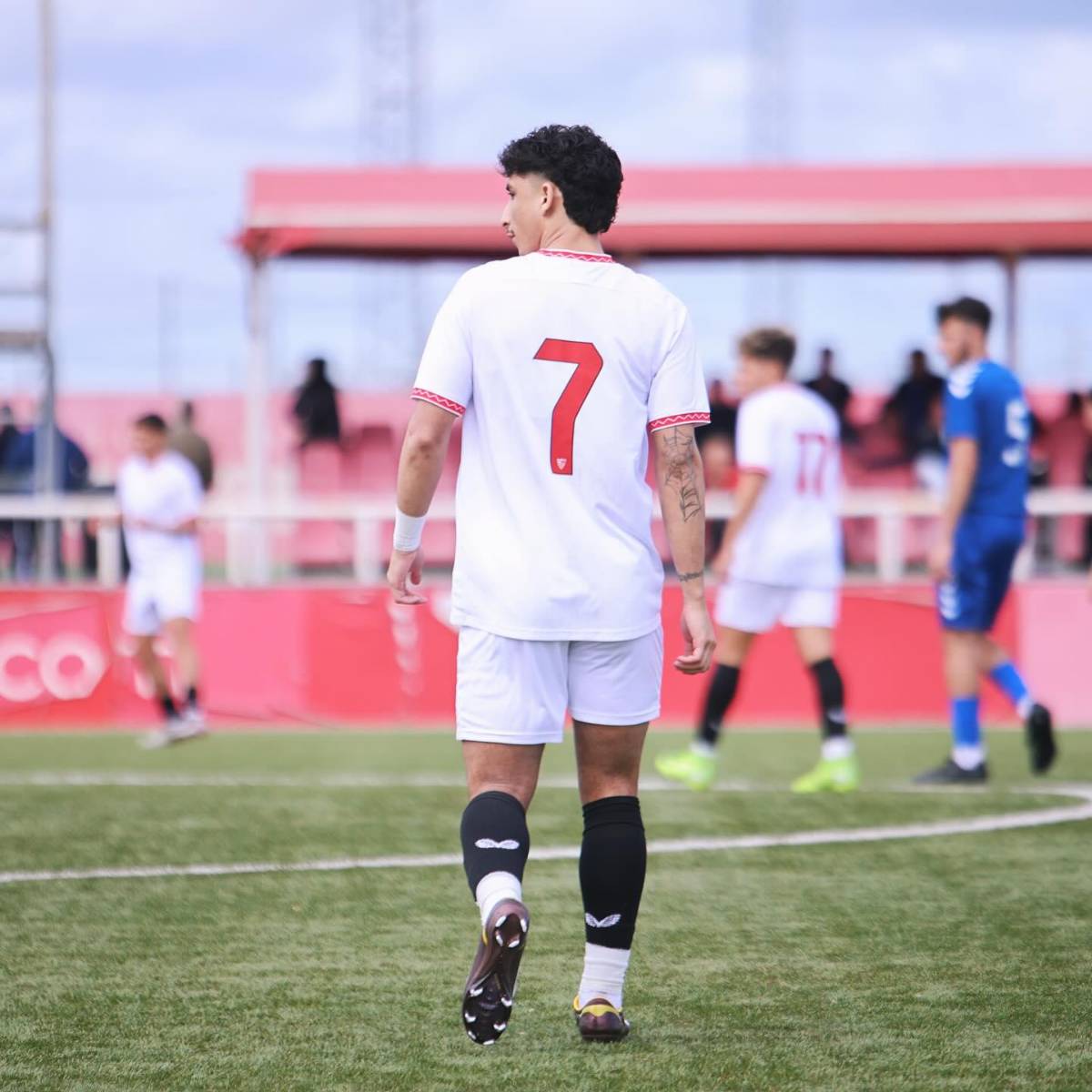 El hondureño que se abre camino en las reservas del Sevilla en España y que entrenó en clubes de Premier League