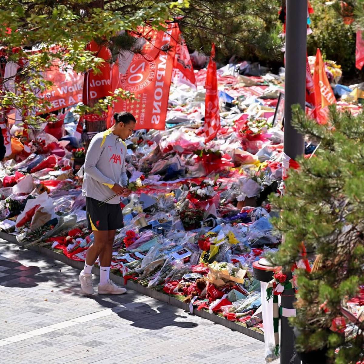 Liverpool le rindió tributo a Diogo Jota en las afueras de Anfield: las conmovedoras imáganes de su esposa
